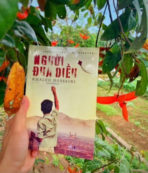 Giao hàng nhanh, sách mới, đẹp
NGƯỜI ĐUA DIỀU – Khaled Hosseini
Kết thúc cuốn tiểu thuyết hơn 450 trang này mình không biết nói gì vì thực sự có quá nhiều cảm xúc. Tác giả Hosseini đã rất xuất sắc trong việc mô tả nội tâm các nhân vật, dựng lên một bối cảnh xã hội Afghanistan thực sự sống động đầy màu sắc cũng đầy u ám.
Có những đoạn câu chuyện làm cảm xúc mình dâng lên thực sự căm phẫn đến run bần bật, uất ức và ngẹn đắng nhưng rồi mình cũng đã hiểu rằng “luôn có một con đường để tốt lành trở lại”.
Qua câu chuyện mình được biết thêm nhiều điều về đất nước, con người và văn hoá của đất nước Afghanistan. Một nơi thực sự yên bình và đẹp đẽ cho tới khi những đau thương, mất mát của chiến tranh xảy đến, những thành phố, làng mạc như Kabul, Mazar-i-Sharif, Kunduz…thay đổi qua thời gian. Như chính các nhân vậy thay đổi theo đó. Đây là tác phẩm vừa mang tính hiện thực vừa nhân văn rất đáng để đọc.
Cuối cùng làm mình ấn tượng và ám ảnh nhất vẫn là câu nói của Hassan với Amir “Vì cậu, cả ngàn lần rồi!”