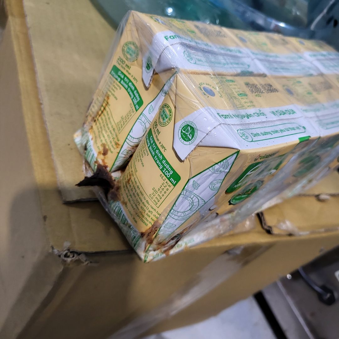 hàng giao thì lâu. thùng sữa thì k bk bị gì dính tùm lum thấy ghê. phải bỏ quá trời hộp. cái gì rích quá trời lại đen nâu . trong thùng thì bấy nhày ghê quá. bán hàng k có tâm . cái thùng bị lũng lỗ . sữa thì có hộp k còn 1mieng trong hộp. màu gì nâu nâu dính trong hộp quá trời thấy ghê . tệ quá