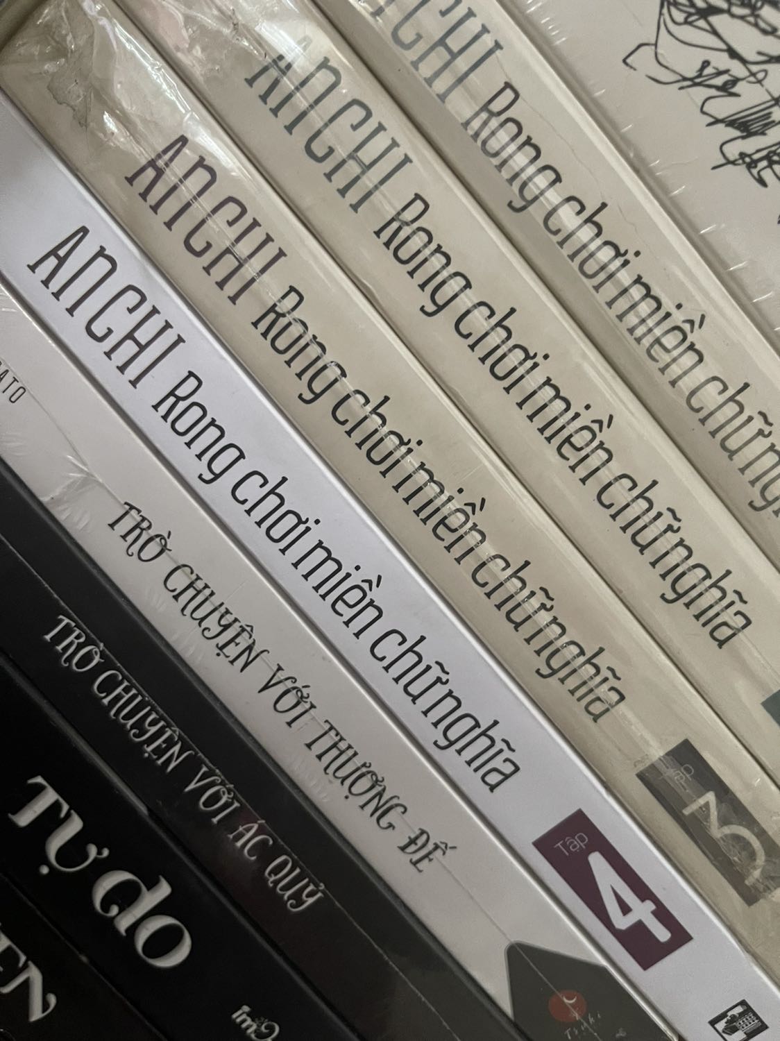 Tập 4 sách hơi khác màu với 3 cuốn còn lại trong bộ 🥲