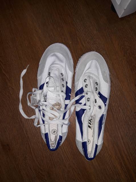 Giày tốt, nhẹ. Nhưng không giống hệt với ảnh sản phẩm; vỏ ni lông bọc bên ngoài cũ nát, bụi bặm; ngày sản xuất ghi là tháng 1 năm 2021
