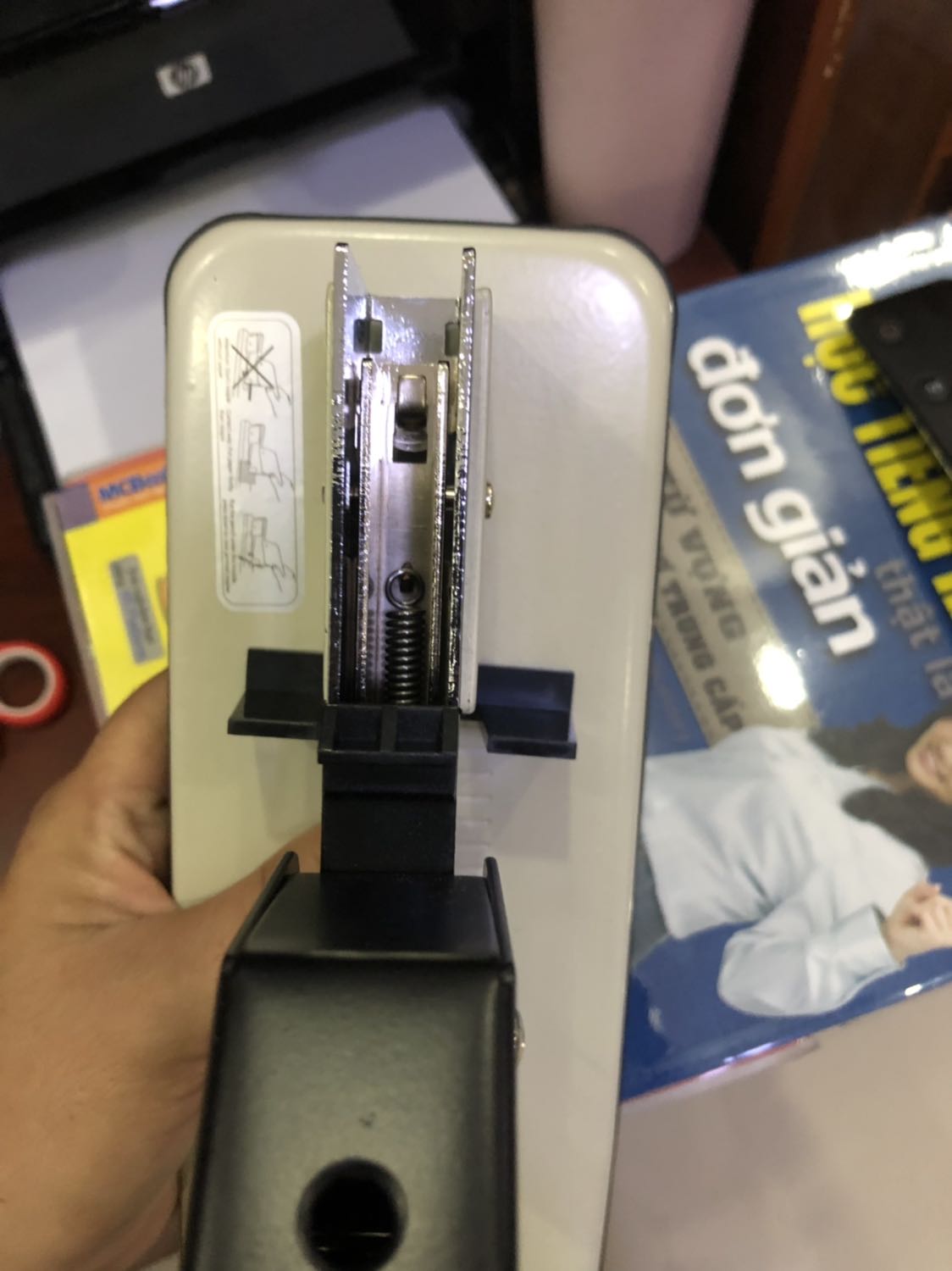 Không hài lòng lắm.
Giao sản phẩm cho mình. Hộp móp méo.
Sản phẩm lỗi. Thiếu phần đẩy gim