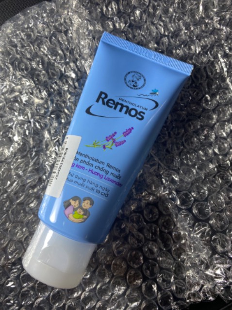 Hàng chính hãng rohto nên yên tâm rồi. Kem thơm dịu nhẹ không bị gắt mũi, chất kem thấm tốt, chống muỗi ổn.