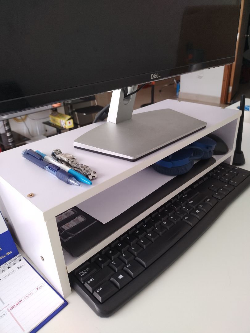 Đóng gói cẩn thận. Giao hàng nhanh hơn dự kiến, nhưng shipper lúc giao hàng thì lại bài cũ "anh gọi em 5 cuộc mà toàn thuê bao" trong khi trước đó vẫn liên lạc bình thường. Vì để ở sảnh chung cư cũng ổn nên mình không muốn làm rõ.
Kệ 2 tầng cao hơn so với kì vọng. khuyên các bạn nên không cần thiết thì mua 1 tầng thôi.
Khung chắc chắn, dễ đóng. Lỗ đục hơi lệch nên có dư ra chút xíu. Lúc đóng gói có "trang trí" thêm nhiều mùn cưa nên phải lau chùi thêm. sứt mẻ đôi chút nhưng không đáng kể. Giá ổn.