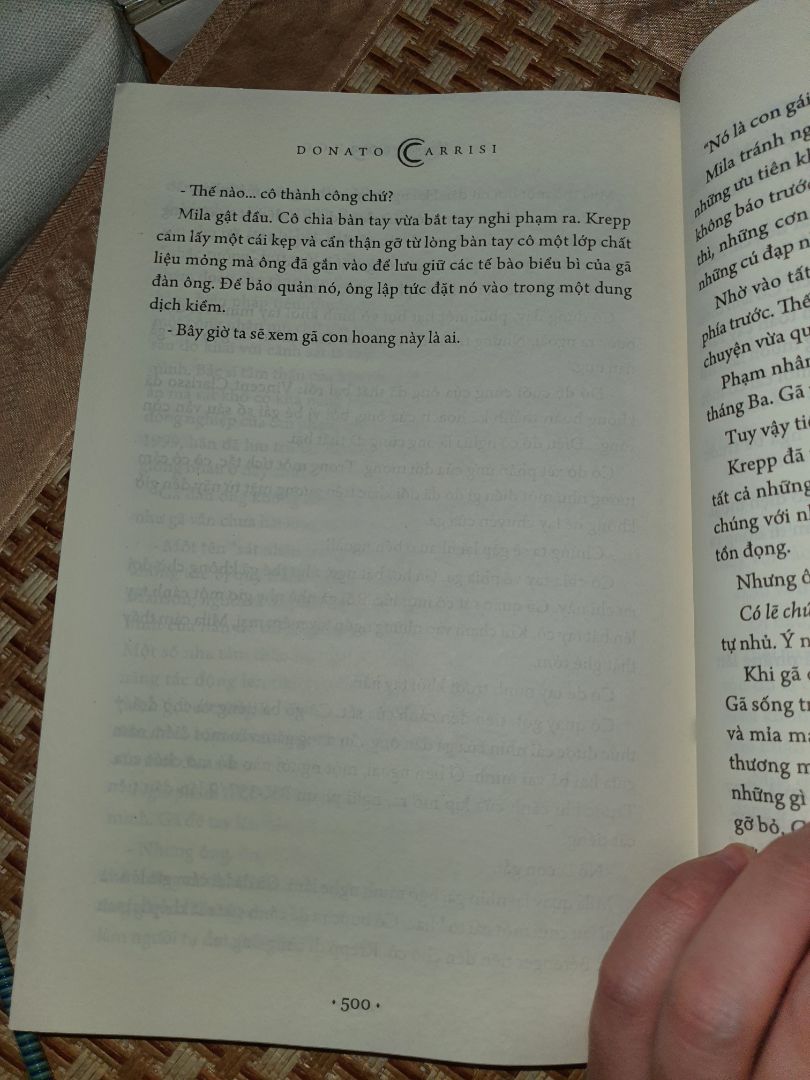 đọc gần hết rồi thì phát hiện ra sách bị in lỗi thiếu nội dung và trùng là ở trang 502 và 503. Đề nghị tiki đổi trả vì sách mình mua để đọc và sưu tầm nhưng 1 quyển sách không trọn vẹn thế này thật quá thất vọng.