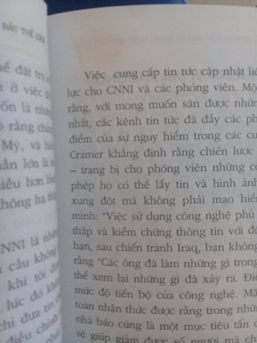 Mình đã thấy nó từ hồi tháng 3,tự dặn lòng đỗ Ngoại Giao ngành Truyền thông hoặc Quan hệ quốc tế rồi sẽ mua, cơ mà ngày mai mới biết đỗ ngành nào ahihi. Sách dày, mực in tốt,  nội dung thì không chê vào đâu được.
Có lẽ do sách này xuất bản khá lâu rồi nên khi đặt tiki thì phải chờ tận 5 ngày, bìa sau của sách giống như kiểu bị dịch chuyển nhiều quá nên bị xước, bên trong sách có vài chỗ bị ố tuy không ảnh hưởng lắm nhưng hơi buồn :(