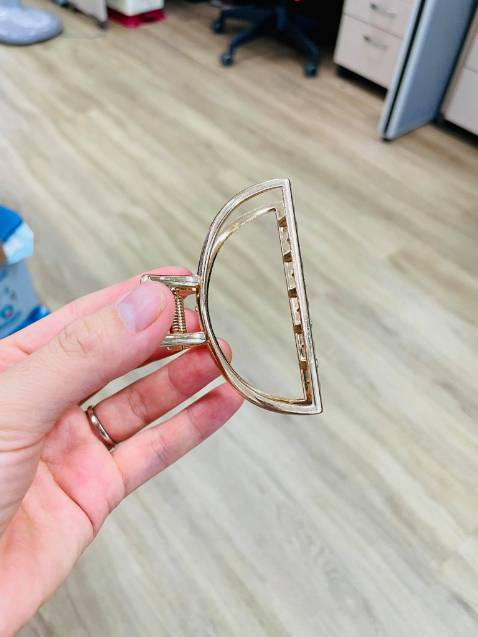 Mình đặt cái kẹp như ảnh mẫu mà lại đi ship sang cái này. Mình đặt cái kẹp như ảnh mẫu mà lại đi ship sang cái này.