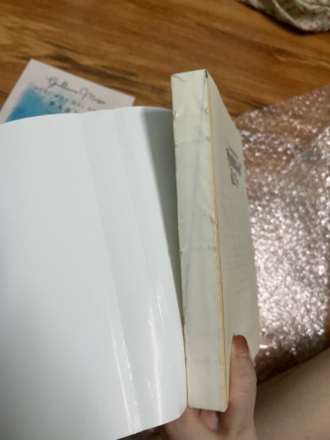 Tiki giao nhanh, nhưng mà sách của nxb này s xấu dữ luôn, giao mình ngay cuốn bị bong hẳn bìa, thiệt ra là còn chưa dán cái bìa vô sách luôn. 4 sao cho tiki vì giải quyết nhanh, thu hồi đổi trả lẹ