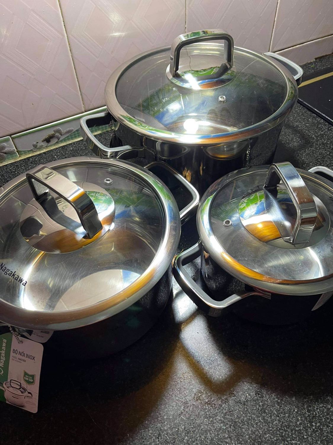 Bộ nồi nhận đc dày và nặng , xứng đáng với giá trị bộ nồi. Bắt từ nhanh truyền nhiệt đều. Hãng tặng thêm cặp chảo đáy từ đẹp và dày dặn lắm.