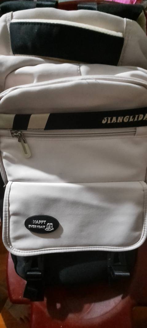 Ba lô rất đẹp cả về kiểu dáng và chất liệu ạ. Ba lô rất rộng và có nhiều ngăn nữa, đựng được nhiều đồ. Mua cho bé đi học rất ok.