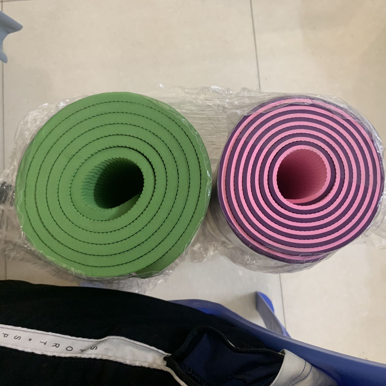 Thảm rất đẹp và hoàn thiện, ko 1 vết xây xước dù tình trạng xây xước là rất phổ biến khi tôi mua nhưng thảm khác trc đây.
Vân định tuyến in rất sâu và sắc nét, rõ ràng.
Túi và dây buộc đầy đủ nha
Hoa văn thảm cũng đẹp nữa