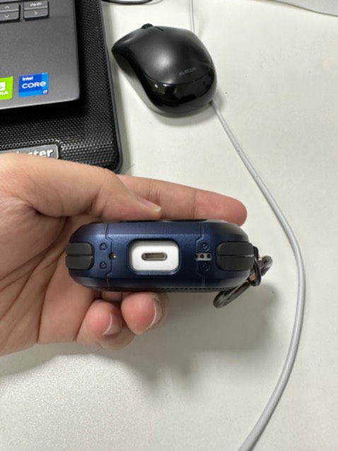 Ốp quá đẹp, hoàn hảo. 
Có chừa lỗ cho loa cà cổng sạc vừa in luôn. 
Rất đáng đồng tiền!
Màu xanh dương nhìn rất sang nha.