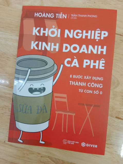 "Kinh doanh để làm giàu chứ không phải chờ giàu mới chạy đi kinh doanh". Mình rất thích câu này của tác giả. Mở quán cà phê là mong muốn từ lâu của mình, nhưng  lại k biết bắt đầu từ đâu và như thế nào, cứ chần chừ mãi vì có bao vấn đề vướng vấp khiến mình trăn trở. Quyển sách như 1 cứu tinh tháo gỡ các nút thắt. Các câu chuyện của tác giả rất thực tế, truyền cảm hứng và động lực cho mình.
Sách viết ngắn gọn, hóm hỉnh, dễ đọc dễ hiểu, tiki giao hàng nhanh. "Kinh doanh để làm giàu chứ không phải chờ giàu mới chạy đi kinh doanh". Mình rất thích câu này của tác giả. Mở quán cà phê là mong muốn từ lâu của mình, nhưng  lại k biết bắt đầu từ đâu và như thế nào, cứ chần chừ mãi vì có bao vấn đề vướng vấp khiến mình trăn trở. Quyển sách như 1 cứu tinh tháo gỡ các nút thắt. Các câu chuyện của tác giả rất thực tế, truyền cảm hứng và động lực cho mình.
Sách viết ngắn gọn, hóm hỉnh, dễ đọc dễ hiểu, tiki giao hàng nhanh.