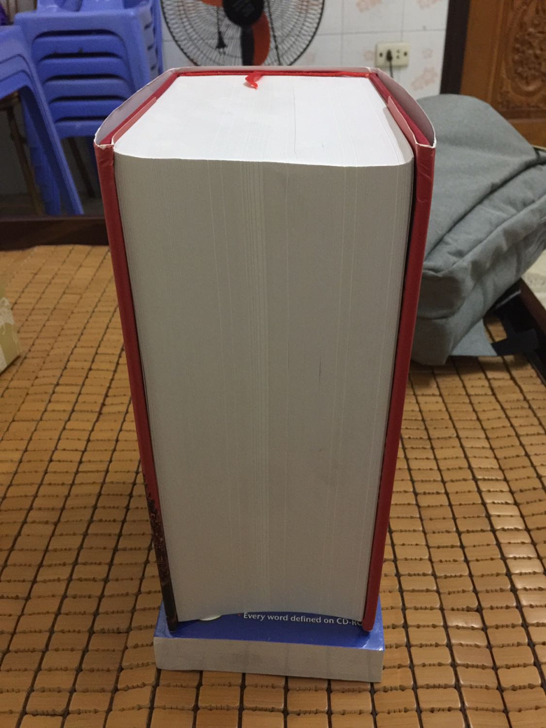 Almanach đã nổi tiếng từ lâu, xuất bản lần đầu năm 1996. 
Năm 2006 khi tái bản sửa chữa bổ sung lần thứ nhất cho bản 1996 mình đã dành tiền tiêu gần một tháng của một sinh viên để mua với giá 500k. Hồi đó 500k là rất có giá trị.
Bây giờ thấy ấn bản 2018 sửa chữa bổ sung thế là mua luôn về để so sánh với bản 2006 tác giả đã bổ sung những gì.
Nhưng canh cho tới mức giảm giá còn 1tr272 (giảm 15% ) mình mới mua. Lần này đợi Tiki đến mòn con ngươi luôn. 
Nhưng tựu chung lại thì vẫn là 5 stars.