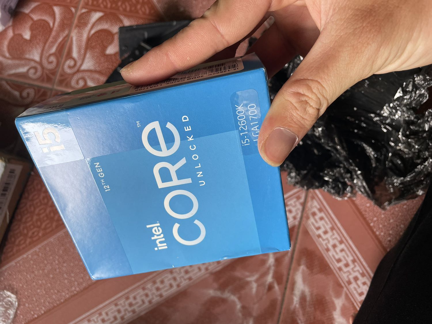 Giao hàng nhanh, đóng gói ổn, hàng mới - chính hãng, sức mạnh của i5-12600k các bạn tham khảo thêm trên internet nhé