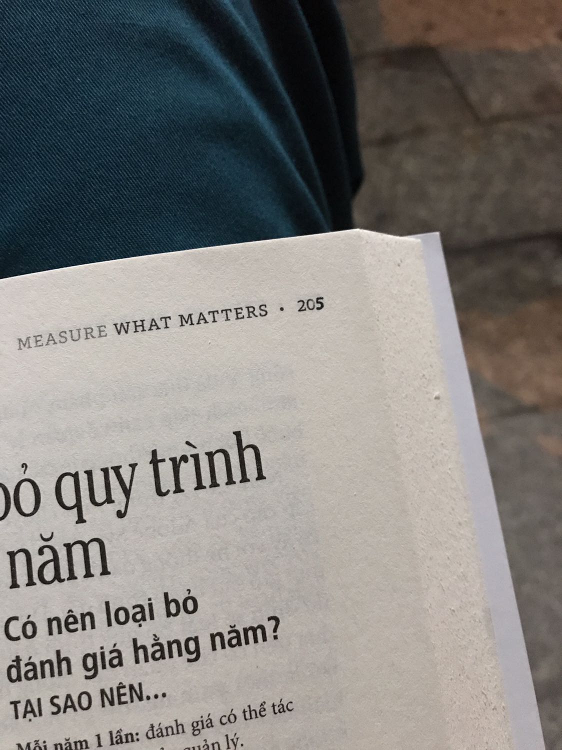 NGHI VẤN SÁCH GIẢ - cần TIKI giải đáp
Về nội dung thì có lẽ dòng sách ko phù hợp với mình nên thấy khô khan, đọc như tường trình. Đây là loại sách kể câu chuyện doanh nghiệp chứ không khái niệm OKR, Ko biết là do dịch thuật hay sao mà đọc thấy ngang ngang ko cuốn hút vào câu chuyện gì cả. Đọc như đọc báo vậy.
Điểm trừ lớn nhất là chất lượng sách. Cái bìa thì đẹp, nhưng ruột mỏng đến mức bề mặt giấy mốc bột giấy lên. Khiến cho chữ bị mốc, hình in bị mốc, cộng giấy kém chất lượng nên màu đục ko tương phản với chữ nên đọc xỉu lên xỉu xuống. Đọc chương 1 xong muốn buông xuôi luôn.
TÔI MUỐN ĐỔI TRẢ HÀNG