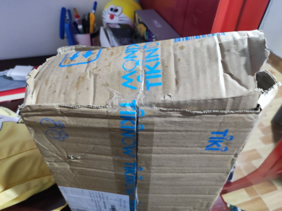 Mình mới nhận hàng. Cũng may là không ướt và không mất món nào. 1/6 quyển mình mua có bọc ngoài. Mong Tiki hỗ trợ bọc sách, gói hàng chắc chắn hơn. không biết có phải do thanh toán trước không nhưng các lần trước thanh toán sau, tiki bọc hàng rất cẩn thận. Mình đã mua sách tiki 7 năm nay rồi và lần này rất thất vọng ạ