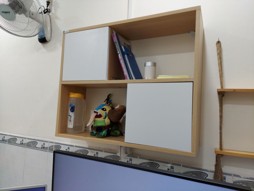 Tủ chất lượng tốt được chia ra nhiều mảnh nhỉ rất tiện, cửa tủ chưa được chuẩn chỉnh lắm nên phải canh chỉnh hơi mất thời gian. Dụng cụ đóng tủ cung cấp đầy đủ. Nhưng hướng dẫn chưa chi tiết lắm nên phải mò hơi cực :D