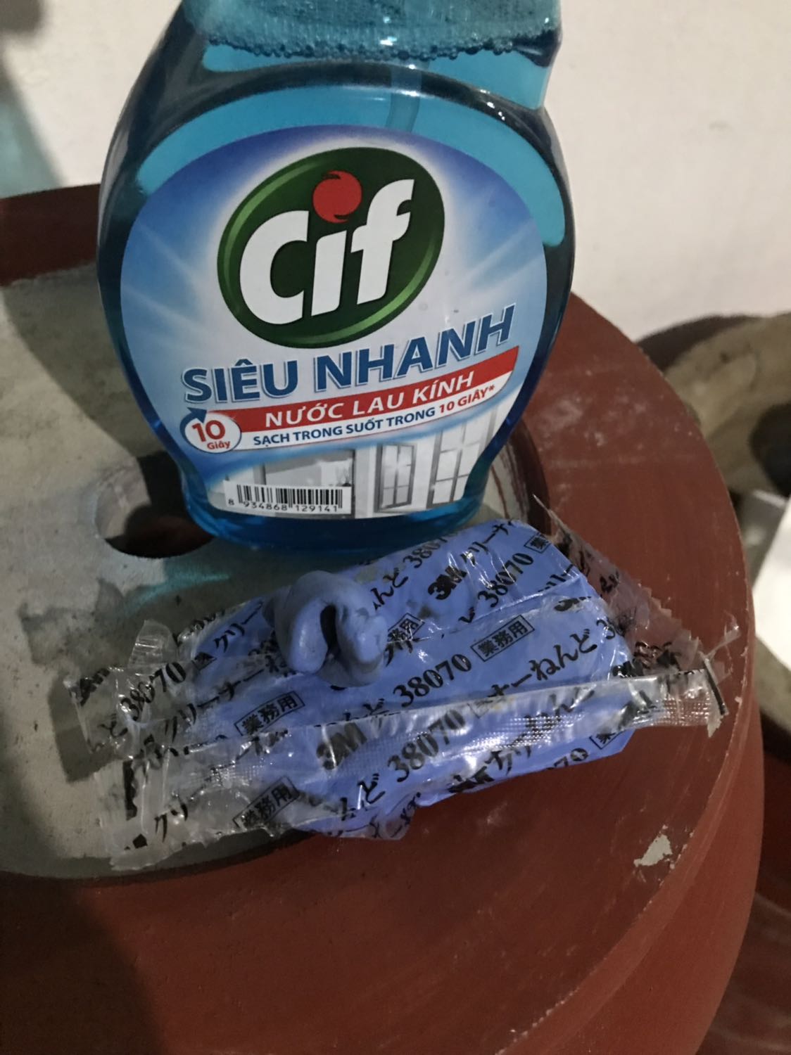 Sản phẩm rất tốt, đáng mua. Xe mình dính bụi sơn của mấy anh thợ sắt rất nặng. Tưởng bó tay rồi mà lại cứu được. Dễ dùng, dễ thao tác. Phối hợp với nước rửa kính là ok. Sản phẩm rất tốt, đáng mua. Xe mình dính bụi sơn của mấy anh thợ sắt rất nặng. Tưởng bó tay rồi mà lại cứu được. Dễ dùng, dễ thao tác. Phối hợp với nước rửa kính là ok.