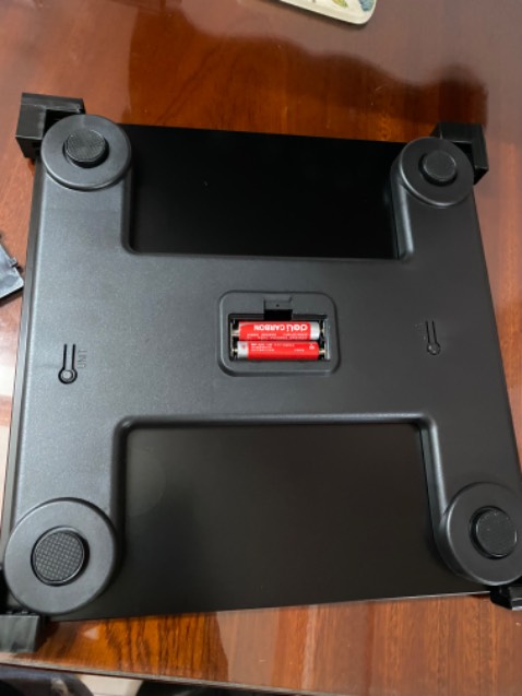 cân nhỏ gọn, thiết kế đẹp và sang trọng. Cân chuẩn ngay lần đầu tiên mà k cần thử nhìu lần, shop tặng kèm pin. Mn nên mua nhé