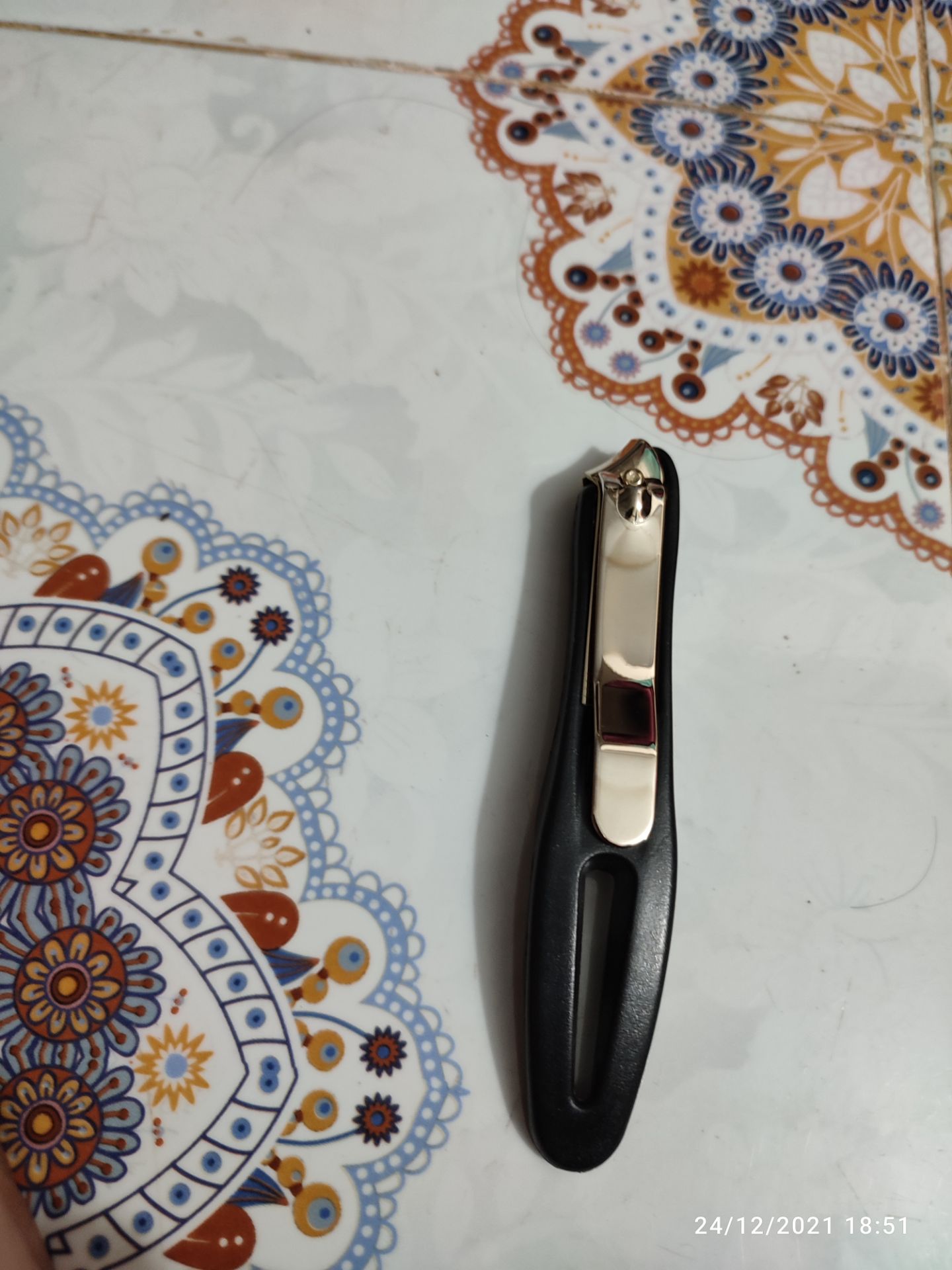 dễ thao tác do có bộc thêm lốp nhựa,  bấm móng tay,  chân đều bén ngót nhé, lớp mạ vàng tuy không nổi bật lắm nhưng mình nghĩ chắc không phai màu theo thời gian,  1 sp đáng mua đấy!