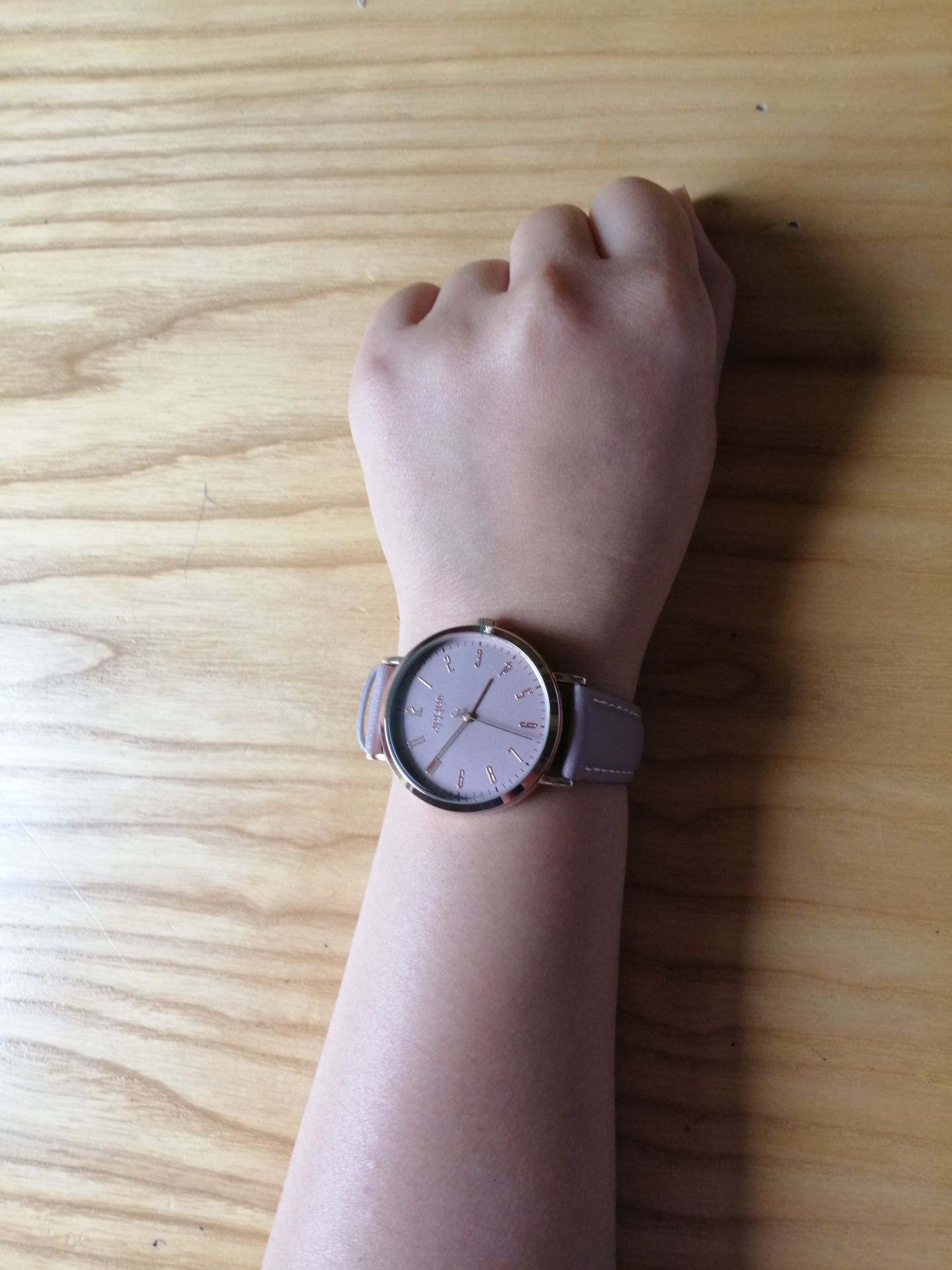 Tạm ổn, các nấc của dây da không vừa tay lắm, lùi một nấc thì chật quá, thêm một nấc lại rộng quá.