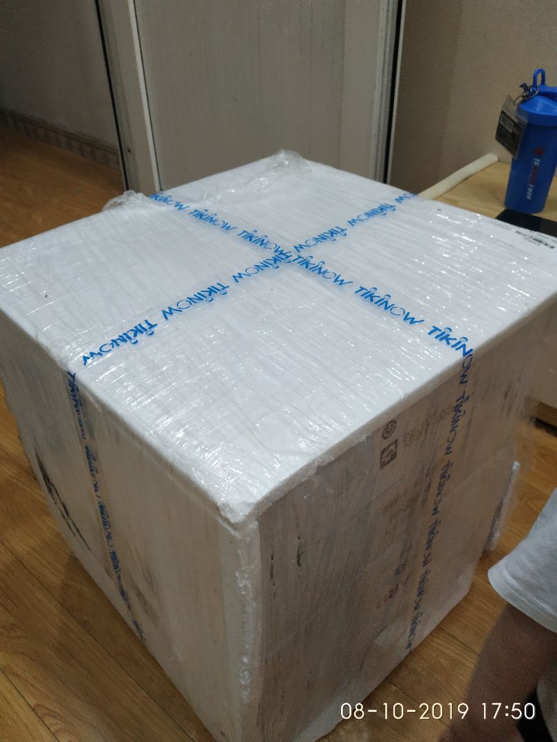 Vừa mới nhận được hàng. Tiki đóng gói hàng rất cẩn thận. Mình mới đặt hôm qua mà hôm nay đã nhận được hàng dù không đặt tikinow. Máy to và đẹp hơn mình hình dung qua ảnh. Máy chạy rất êm. Nấc cao nhất còn không to bằng nấc 1 cái quạt nhà mình. Nấc nhỏ nhất thì hầu như ko nghe thấy gì. Tác dụng lọc khí thì chưa dùng nên chưa biết, sẽ quay lại nhận xét sau khi dùng một thời gian nữa. Vừa mới nhận được hàng. Tiki đóng gói hàng rất cẩn thận. Mình mới đặt hôm qua mà hôm nay đã nhận được hàng dù không đặt tikinow. Máy to và đẹp hơn mình hình dung qua ảnh. Máy chạy rất êm. Nấc cao nhất còn không to bằng nấc 1 cái quạt nhà mình. Nấc nhỏ nhất thì hầu như ko nghe thấy gì. Tác dụng lọc khí thì chưa dùng nên chưa biết, sẽ quay lại nhận xét sau khi dùng một thời gian nữa.