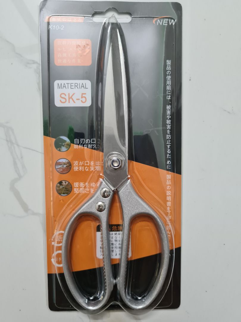 Kéo cắt thịt gà sống bén, cắt cá cũng bén. Nhưng không khuyến khích cắt vào xương lớn của cá hay gà vì sẽ không đứt. Nên cắt vào khớp.