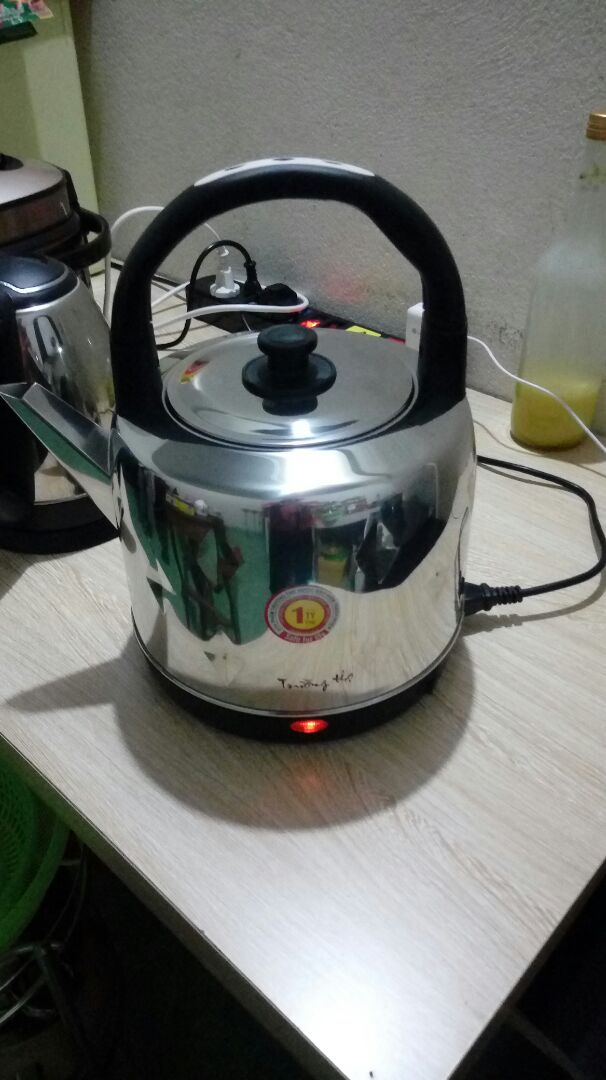 Đặt mua cái ấm như trong quảng cáo men sứ màu xanh vậy mà khi nhận thì là cái ấm inox như hình chụp quá là thất vọng. Ấm có công suất 1600W đun 5 lít nước để sôi 100 độ C hết 20 phút ko nên gọi là ấm siêu tốc. Tôi là khách hàng dễ tính nên vẫn cho 3 sao nhưng hy vọng shop và tiki đừng có giao hàng kiểu giống như tôi cho khách hàng khác, không là mất khách hết.