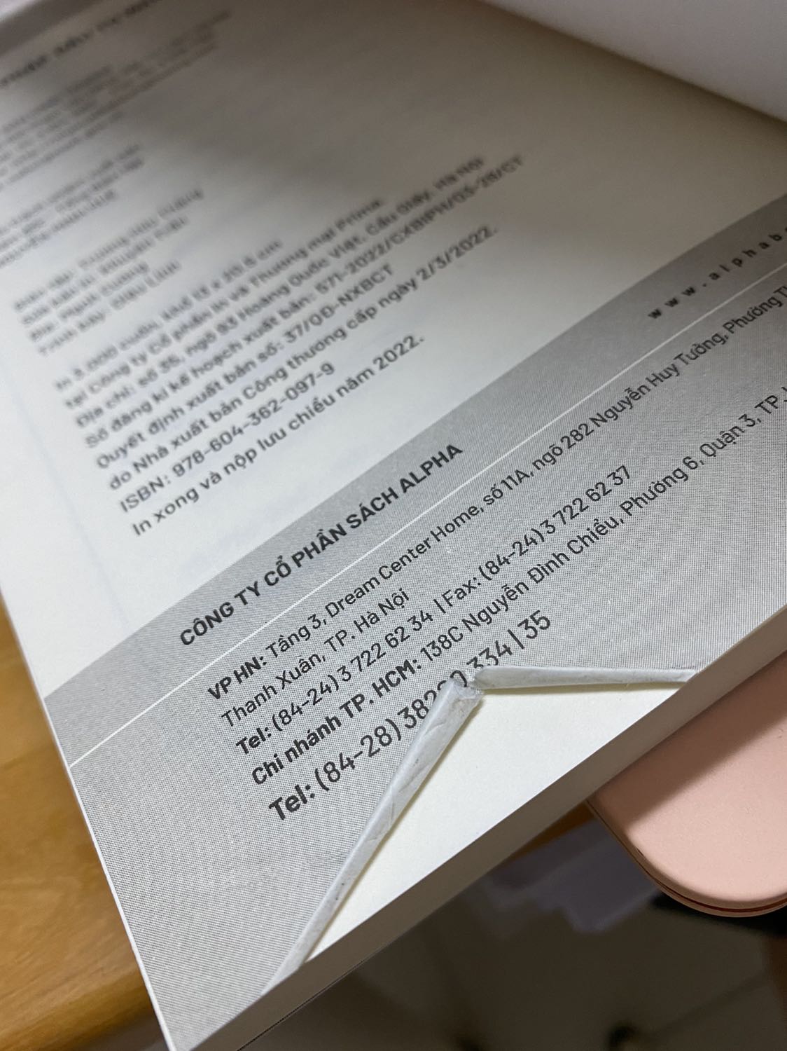 Lần này mua sách khá là thất vọng nha! 
Đóng gói đẹp và cẩn thận, có kèm bookmark. Nhìn sơ qua thấy ko có vấn đề gì cho đến khi mình lật ra trang cuối thấy bị rách như vậy !