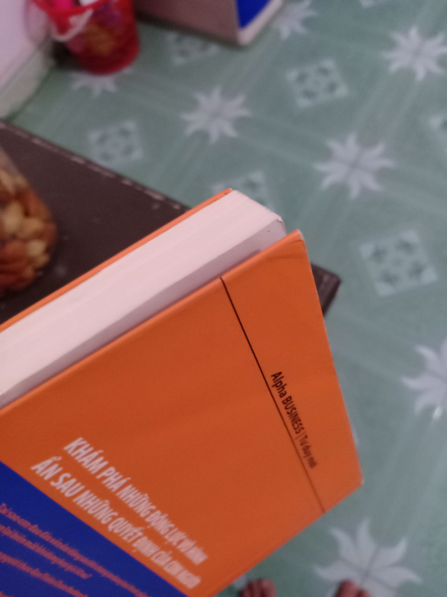 sách gửi về bọc rất kĩ và cẩn thận.Tuy nhiên nội dung hơi khó hiểu và đối vơi những người tư duy  chậm như mình thì phải đọc rất nhiều lần mới hiểu được 1 phần.Hơn nữa dẫn chứng của sách theo kiểu của Mỹ ấy,nên lắm lúc cũng không hình dung ra.Nhưng tóm lại đây là cuốn sách đáng để đọc