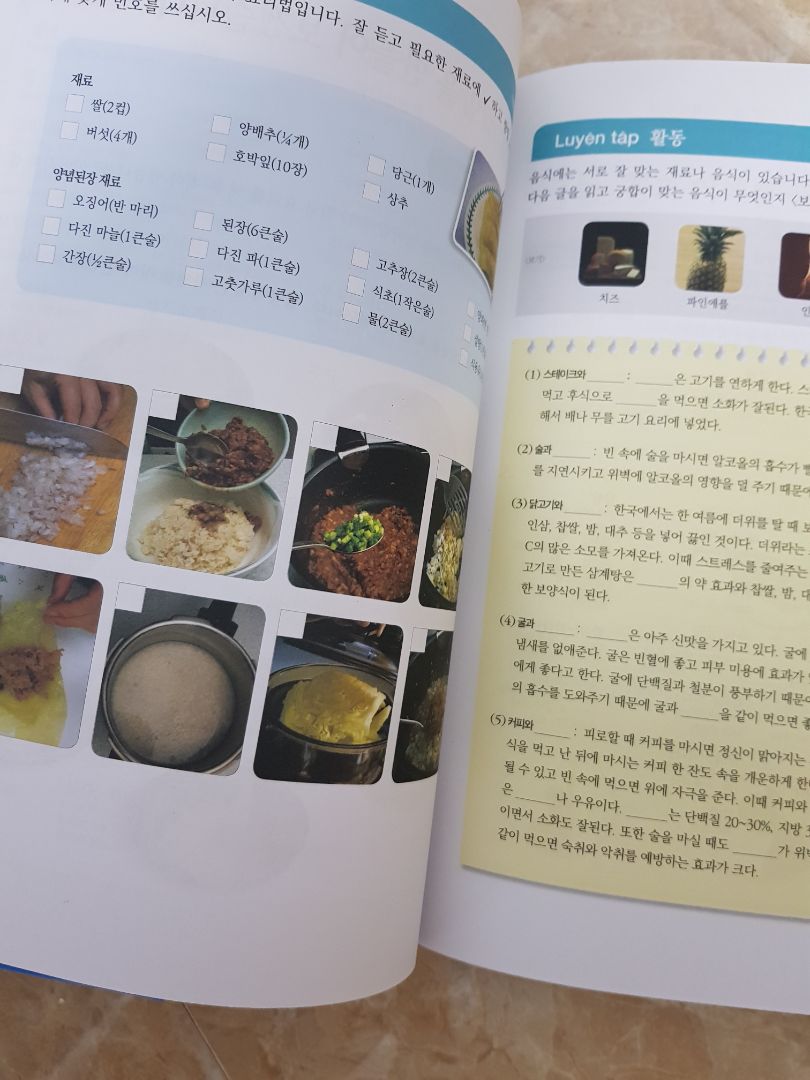 Nhân lúc tiki sale 50% + mã giảm giá, nên mua ngay vài quyển sách. Quyển này mình chỉ mới xem sơ qua thôi, nhưng thấy khá ổn. Mình nghe hơi tệ nên muốn tìm thêm quyển nghe ngoài mấy quyển topik thì gặp quyển này, mong là ok. Chất lượng giấy và bìa tốt hơn mấy quyển khác, chỉ có điều quyển này kèm CD nên hơi bất tiện.
Bên vận chuyển tệ, thùng hàng rách nhiều, may mà sách nguyên vẹn :))