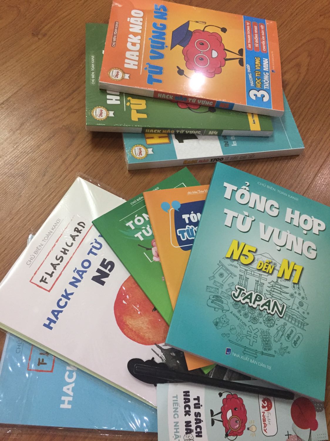 Vừa mới nhận được nguyên hộp sách luôn. Cả hộp chắc khoảng hơn 3kg quá mà đóng gói chắc chắn. Sách siêu xịn, nội dung xem qua khá hay. K nghĩ mua 3 cuốn mà được tặng quá trời quà kèm theo. Nói chung khá ưng về sản phẩm của shop. Cảm ơn shop nhiều ạ. Mình sẽ ủng hô tiếp ?