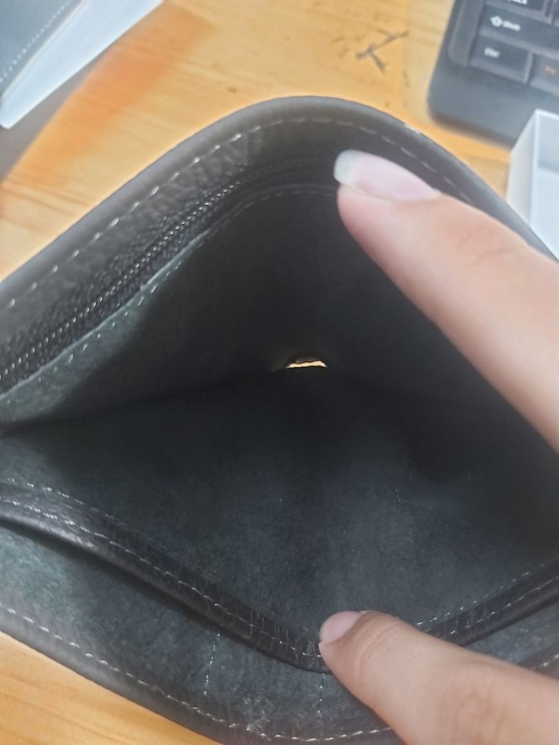 *Đánh giá: đây là lần thứ 3 em mua đồ bên đây, chất lượng khỏi bàn MUA 3 LẦN LẬN MÀ, shop tư vấn nhiệt tình, giao hành nhanh, giá ok hơn các chỗ khác nhiều, đóng gói bằng hộp rất chu đáo, có thư cám ơn và thẻ bảo hành, e mua sale được tặng thêm ví đựng card. Em sẽ giới thiệu cho gia đình và bạn bè ủng hộ shop. Full 5 sao
*Đóng góp: Nên làm thêm đồ cho nữ nha shop để mốt có thể mua biếu cho người thân.