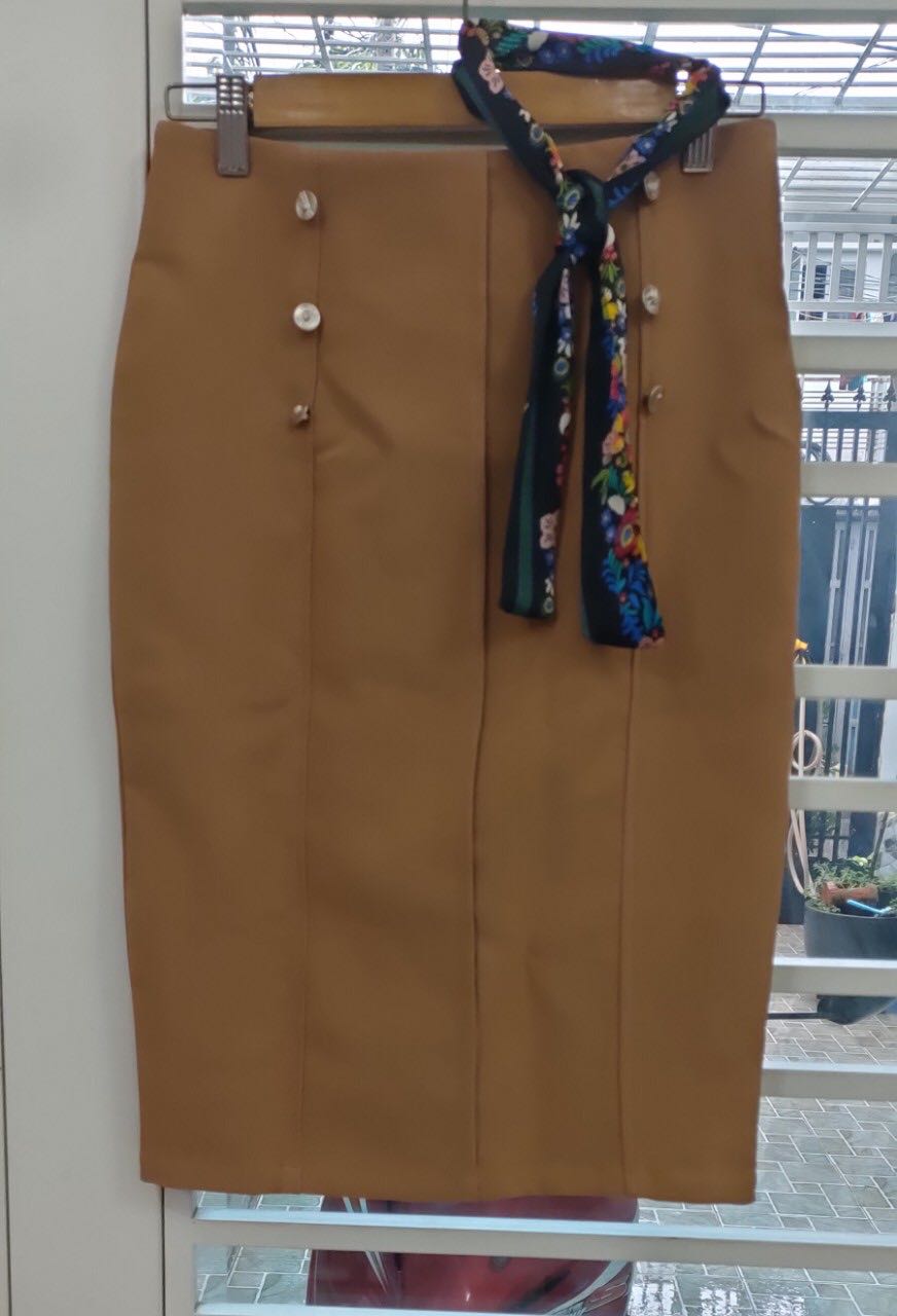 Sản phẩm mặc thoải mái -chất vải đẹp nhìn thanh lịch rất hợp vói công sở còn đươc tặng kèm khăn lụa nũa Shop thật tâm lý quá❤️❤️❤️❤️Mình