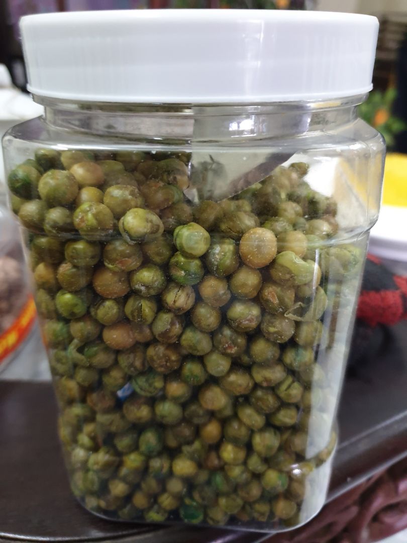 shop giao hàng mới là 1 điểm cộng lớn. 
vị mặt vừa phải, nhưng hạt k bùi, giòn quá nên cứng,
đóng gói thì k có xốp nổ hay giấy bọc thêm gì, may là trong quá trình vận chuyển k bị rơi nên k bị vỡ.
màu sắc hạt như hình, k đc xanh lắm