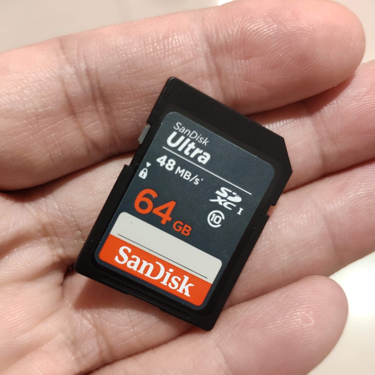 Thẻ tốc độ đọc đúng như thông số. Tốc độ ghi thì chỉ đủ dùng quay phim Full HD. Mới dùng thì cũng chưa biết độ bền như thế nào, nhưng kinh nghiệm với vài chiếc thẻ và USB Sandisk thì cũng khá yên tâm.