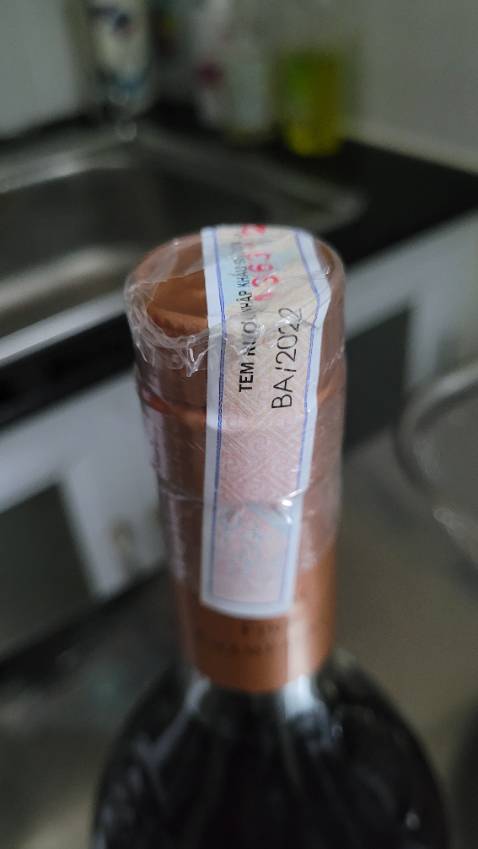 Tem nhãn hàng nhập khẩu đầy đủ. Dòng rượu này uống ổn, giao hàng nhanh. Cơ mà chai rượu 2 triệu lại không có hộp, trụi lủi. Shop nên ghi rõ không hộp để kh biết. Nếu mua đi tặng thì sao tặng được?!