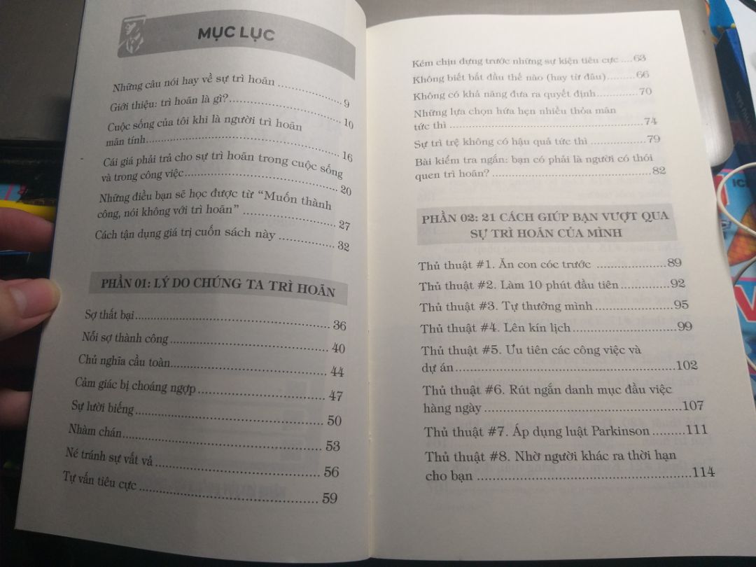 Nhìn chung, trình bày bìa và format khá nhã nhặn, tạo cảm giác thoải mái cho người đọc. Tác giả cho thấy được 1 số nguyên nhân gây TRÌ HOÃN và 1 số mẹo khắc phục khá hay. Có điều, tác giả viết khá dài dòng, ít truyền cảm hứng, dịch giả dịch 1 số chỗ hơi có vấn đề, vd: "Trì hoãn là việc trì hoãn hành động..." 0_0
Nói chung vì chất lượng giao hàng của Tiki nên khuyến khích cho 4*