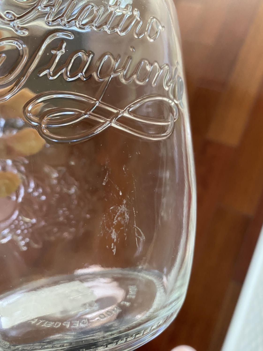 Tôi nhận dc hàng thì 4 bình thuỷ tinh đóng bó vào nhau ở giữa ko có chèn bìa gì cả làm cho các bình cọ xát vào nhau trong quá trình vận chuyển, cả 4 bình đều bị trầy xước nặng, đề nghị tiki đổi hàng cho tôi