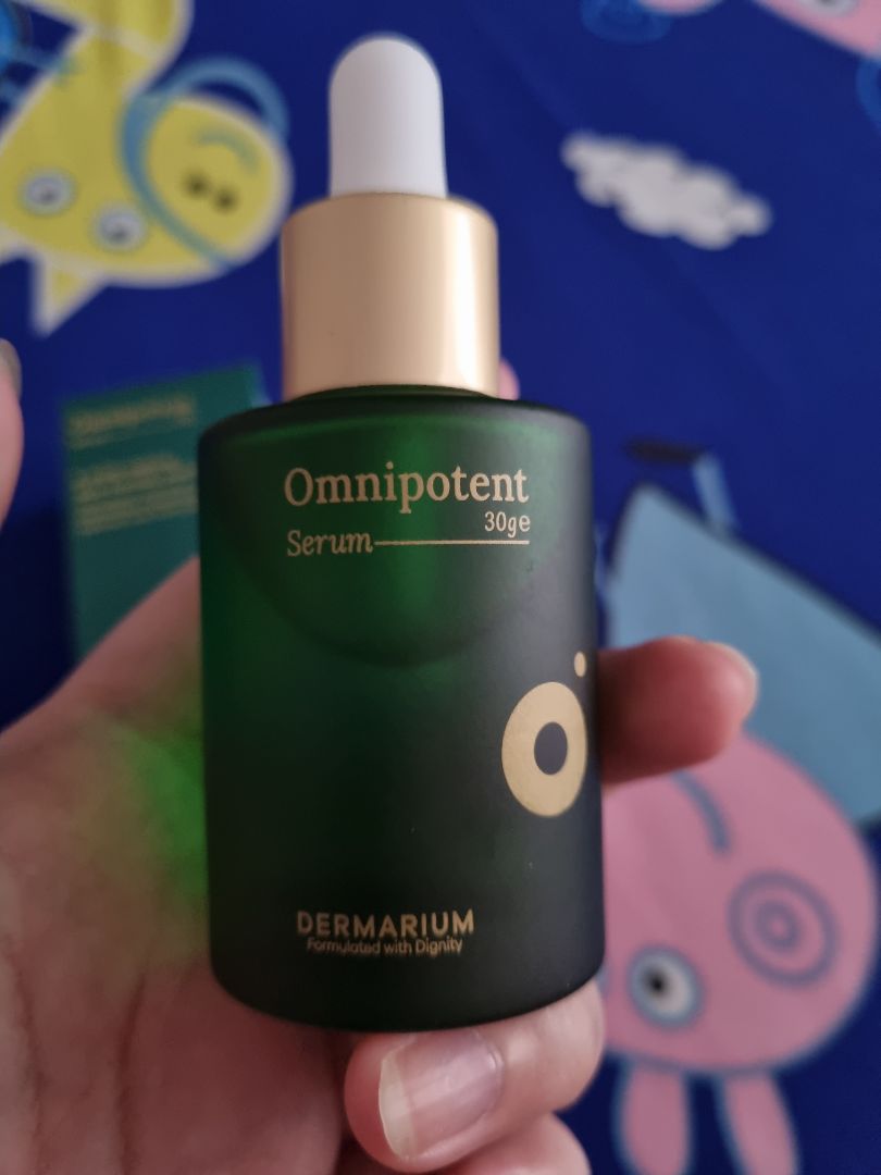 Chất lỏng như nước. Nghe bảo đổi công thức nên dính với thấm chậm hơn nhưng mình thấy vẫn ráo mặt khá nhanh. Nếu serum chưa khô mà đã layer tiếp lớp khác thì chắc sẽ dính đó. Đợt này hãng D tặng mũ xinh nhưng màu sáng quá nên hơi khó xài chứ form dáng và chất vải ok lắm.