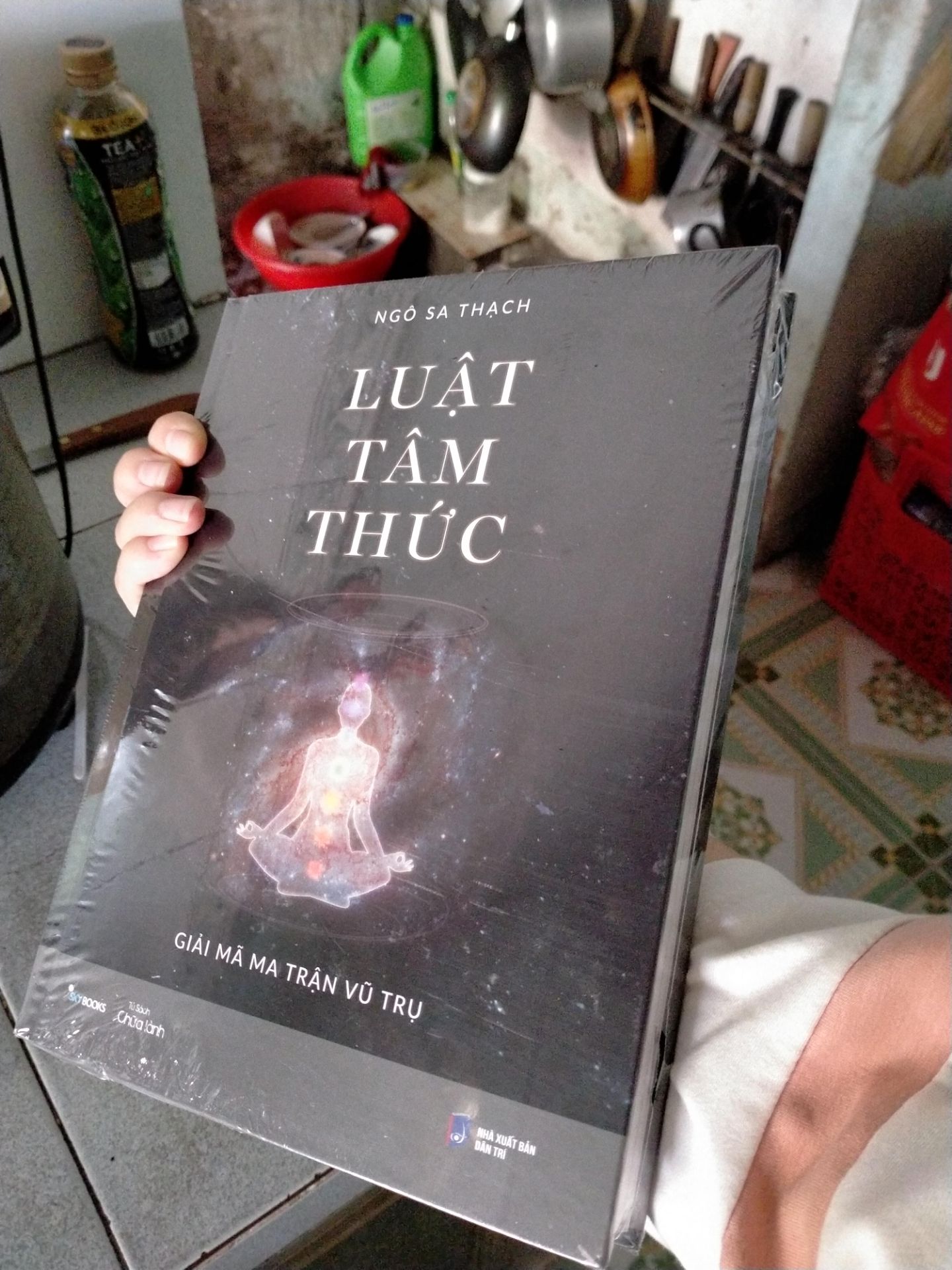 Lúc nhận sách mình khá là bất ngờ. Cuốn sách to ghê luôn. Đóng gói cẩn thận. Cuốn mình nhận được là bìa cứng. Giờ đánh giá thì thấy thì thấy shop ghi bìa mềm ? Cuốn này đỉnh lắm á mọi người. Có khả năng thay đổi cuộc đời mình luôn á. Đọc nhiều lần mới thẩm thấu được nghe ?