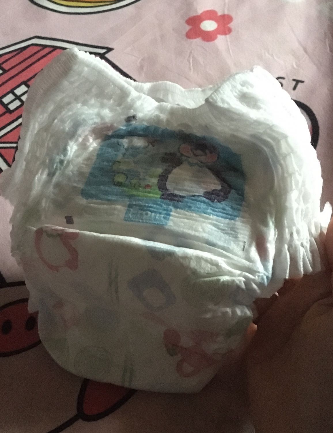 Bỉm mỏng. Thấm hút tốt. Dùng ngày ok. Đêm k trụ đk. Bé đái nhiều nên thay thường xuyên. Vì bỉm đầy bề mặt bỉm sẽ rất ướt