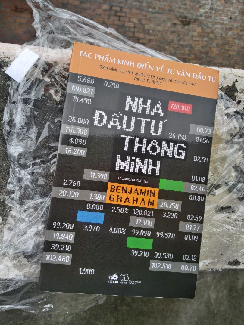 - Sách bị quăn ở góc trên bên trái, đằng sau. Tuy nhiên không để ý lắm vì mình chỉ tập trung vào nội dung, muốn có tài liệu để tiện tra cứu. 
Mua được giá 127k so với giá bìa là 199k. 
- Sách có bọc nilon cẩn thận.
- Rất yên tâm vì mua của Tiki Trading. Giao hàng sớm hơn 1 ngày so với dự kiến
=> Cuốn sách cần cho bất cứ ai muốn đầu tư tài chính chứ không riêng gì chứng khoán. Nếu thấy hữu ích hãy like, để lại quan điểm của bạn ở phía dưới để cùng thảo luận và để mọi người cùng tham khảo nhé! :; Thân ái.