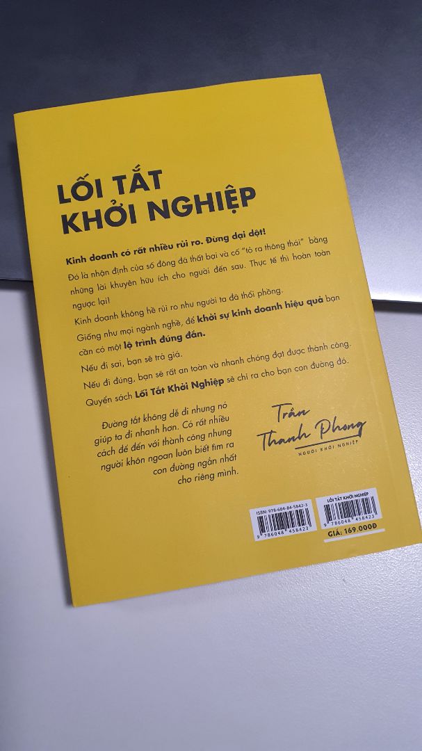 Cuốn sách với những kiến thức không phải là mới nhưng với một cách dẫn dắt và thể hiện hết sức gần gũi, dễ tiếp nhận. Người đọc được dẫn dắt tâm trí đi từ góc độ đơn giản nhất, dễ tiếp cận nhất để đến với sự phát triển tâm hồn khởi nghiệp kinh doanh. 
    Tập trung vào "kết quả" để thấy "giải pháp" cho kết quả đó. Đưa ra giải pháp khả thi nhất và không ngừng hoàn thiện giúp cho người có nhu cầu chúng ta sẽ đạt được mục tiêu của kinh doanh. 
    Lập trình tư duy: điều đầu tiên là cần phải thay đổi suy nghĩ và hệ thống niềm tin của bản thân mình để củng cố hành động đúng đắn mới của bản thân. Chỉ khi ta có hệ thống niềm tin đúng và hành động đúng mới mang lại cho ta kết quả đúng. Đời thay đổi khi chúng ta thay đổi và mọi thứ thay đổi bắt nguồn từ suy nghĩ thay đổi rồi truyền đến hành động thay đổi. 
    Cảm ơn anh vì quyển sách cực kỳ hữu ích này!!!!! Chúc anh nhiều sức khỏe và có nhiều hơn nữa những sản phẩm giá trị cống hiến cho mọi người.