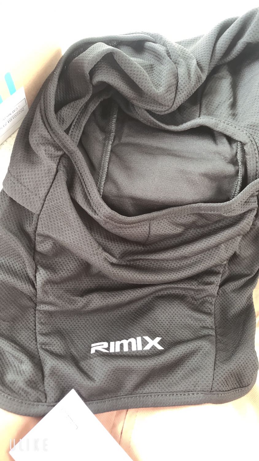 Giao hàng nhanh chóng, shop có kèm thư cảm ơn với khách hàng, mình thấy hài lòng vì điều này. Về sản phẩm thì đường may đẹp, vải thì mình nghĩ nó hơi mỏng.