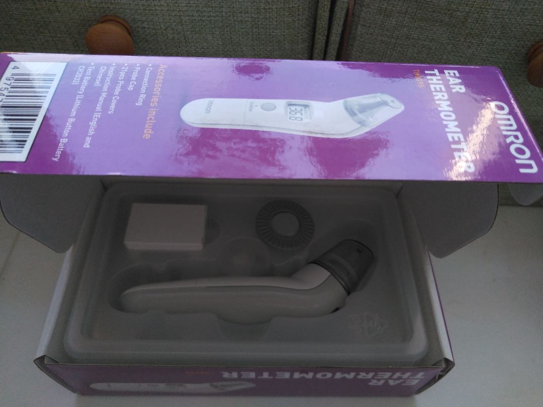 Nhiệt kế đo tai, có màng bọc phần đầu đo để đảm bảo vệ sinh, có lưu kết quả đo (được 9 lần) để tiện theo dõi nhiệt độ giữa các lần sốt. Nhiệt kế đo tai, có màng bọc phần đầu đo để đảm bảo vệ sinh, có lưu kết quả đo (được 9 lần) để tiện theo dõi nhiệt độ giữa các lần sốt.