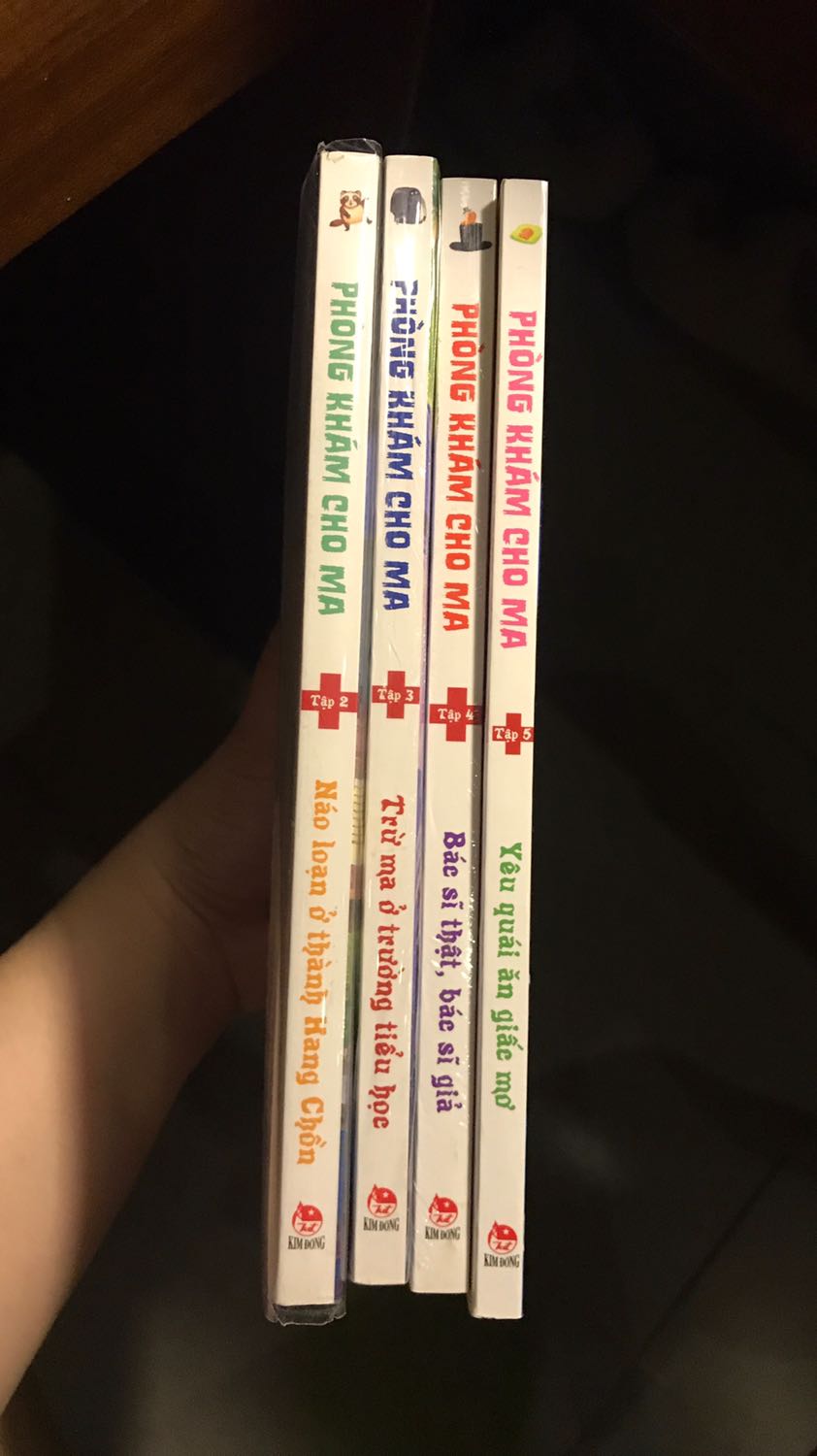 Cuốn này mỏng hơn so với mấy tập trước mà giá chênh lệch ko nhiều. Sách sạch đẹp ko lỗi lầm j.