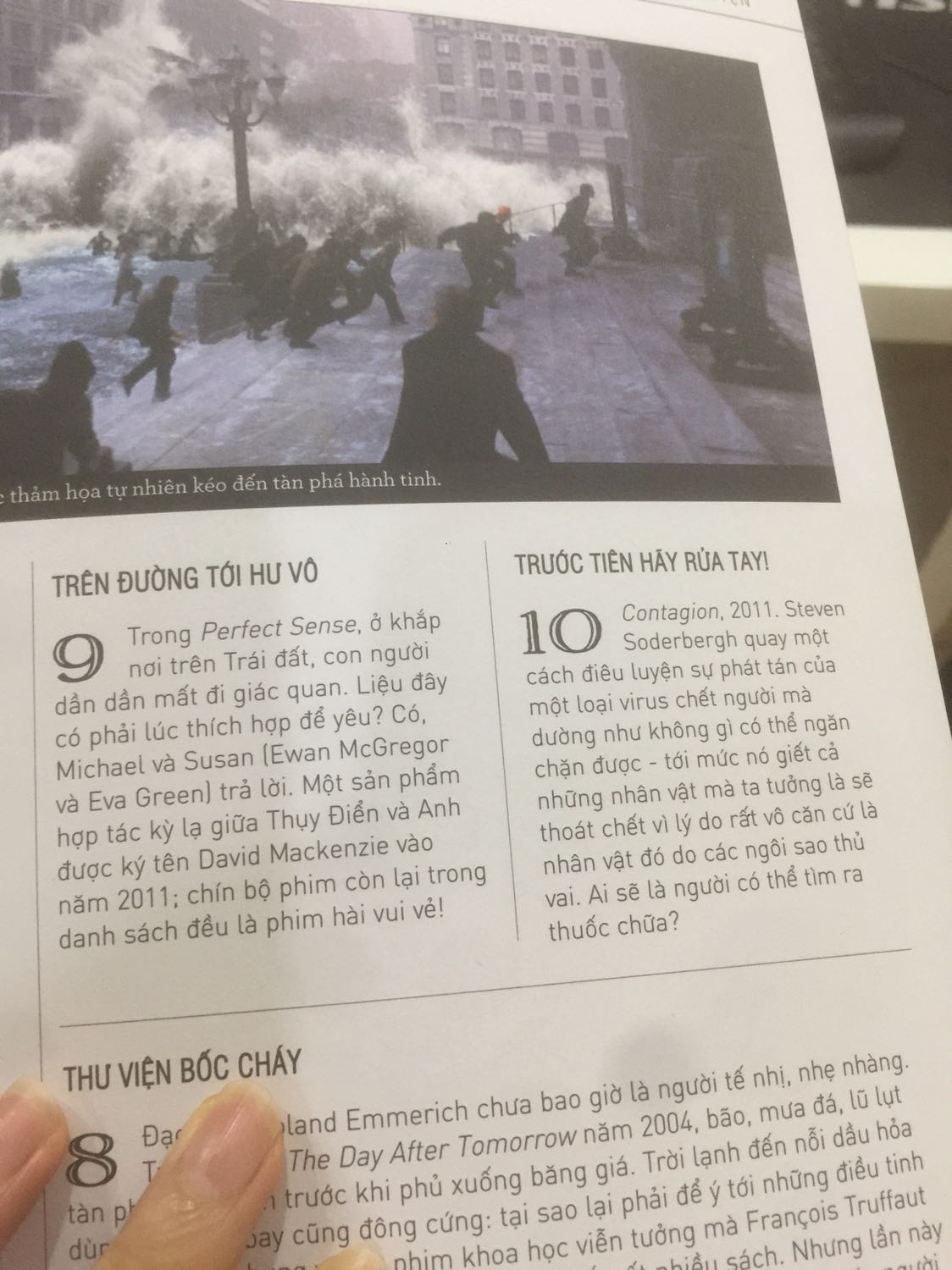 Sách đẹp, cung cấp nhiều nội dung về điện ảnh. Nhưng diễn giải cứ khó hiểu kiểu gì, ko rõ là dịch giả hay bản gốc đã vậy. Mặc dù có ý muốn sắp xếp rất khoa học để tìm hiểu về lịch sử điện ảnh, đi qua từng phần các thứ nhưng diễn đạt rất khó hiểu. Nhưng thông tin đem lại vẫn khá có ích. Định mua thêm cả lịch sử nghệ thuật với văn hoá mà e là cách diễn đạt mông lung thế này, chắc sẽ chọn ở series khác