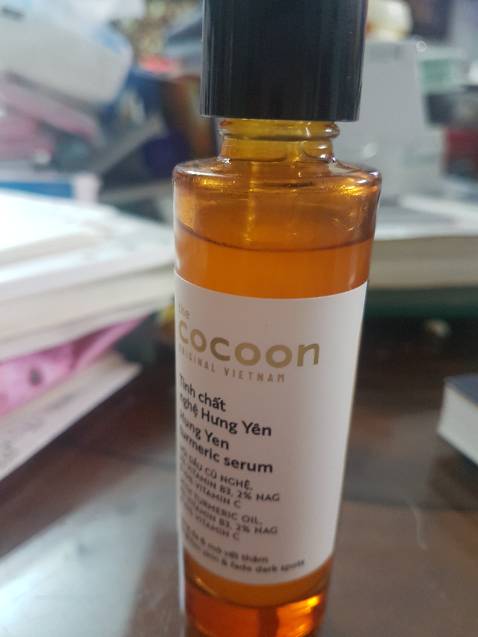 Serun cocoon thẩm thấu nhanh không gây kich ứng và bết vào da, có mùi nghệ nhẹ