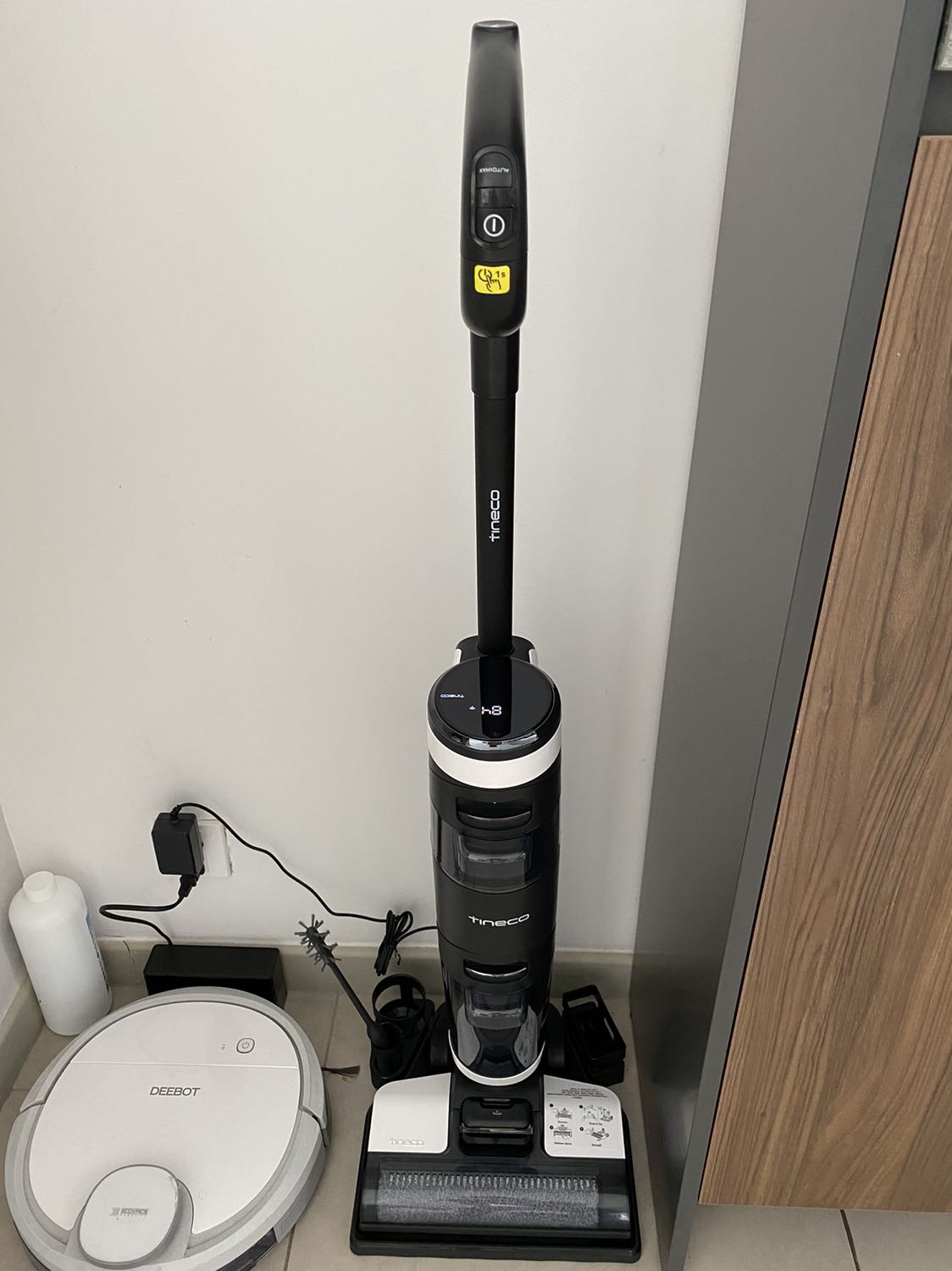 Bỏ nước ấm vào lau sẽ không bị vệt, rất sạch. Khỏi phải còng lưng ngồi giặt khăn. 10 điểm